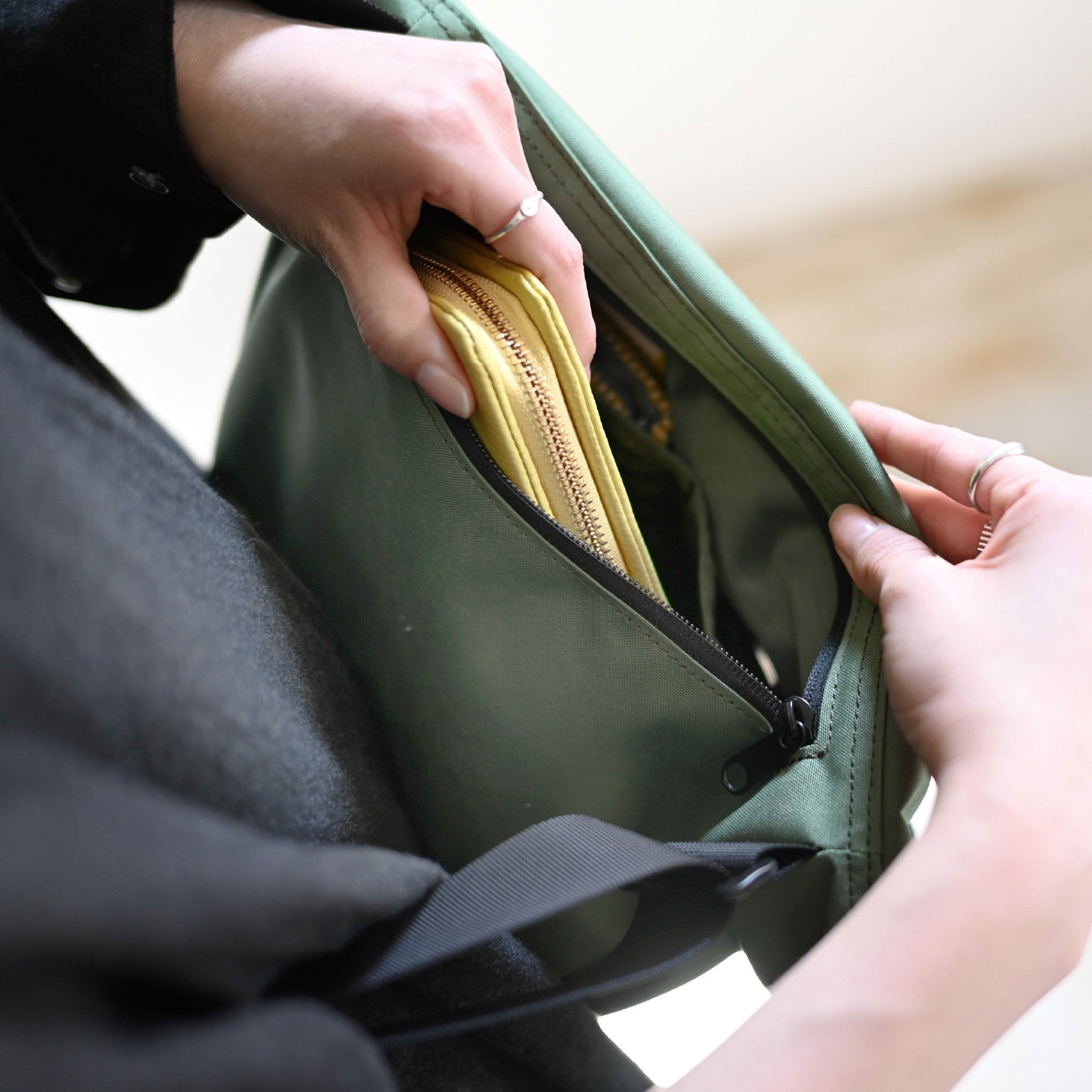 フラップショルダーバッグ