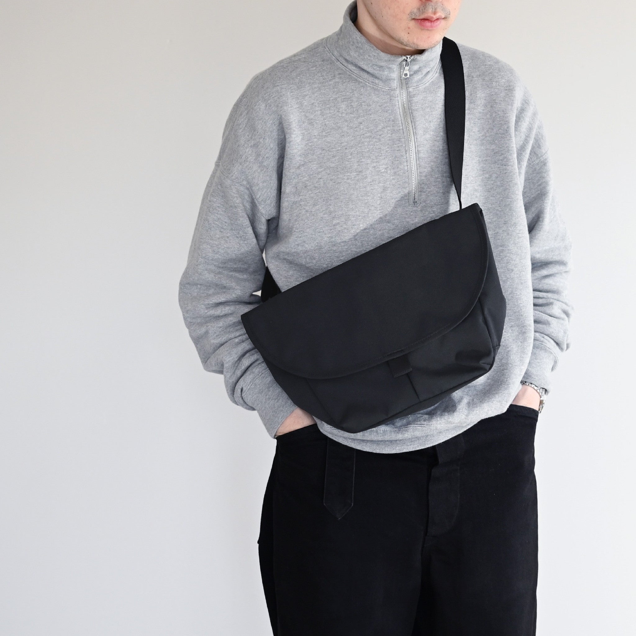 フラップショルダーバッグ